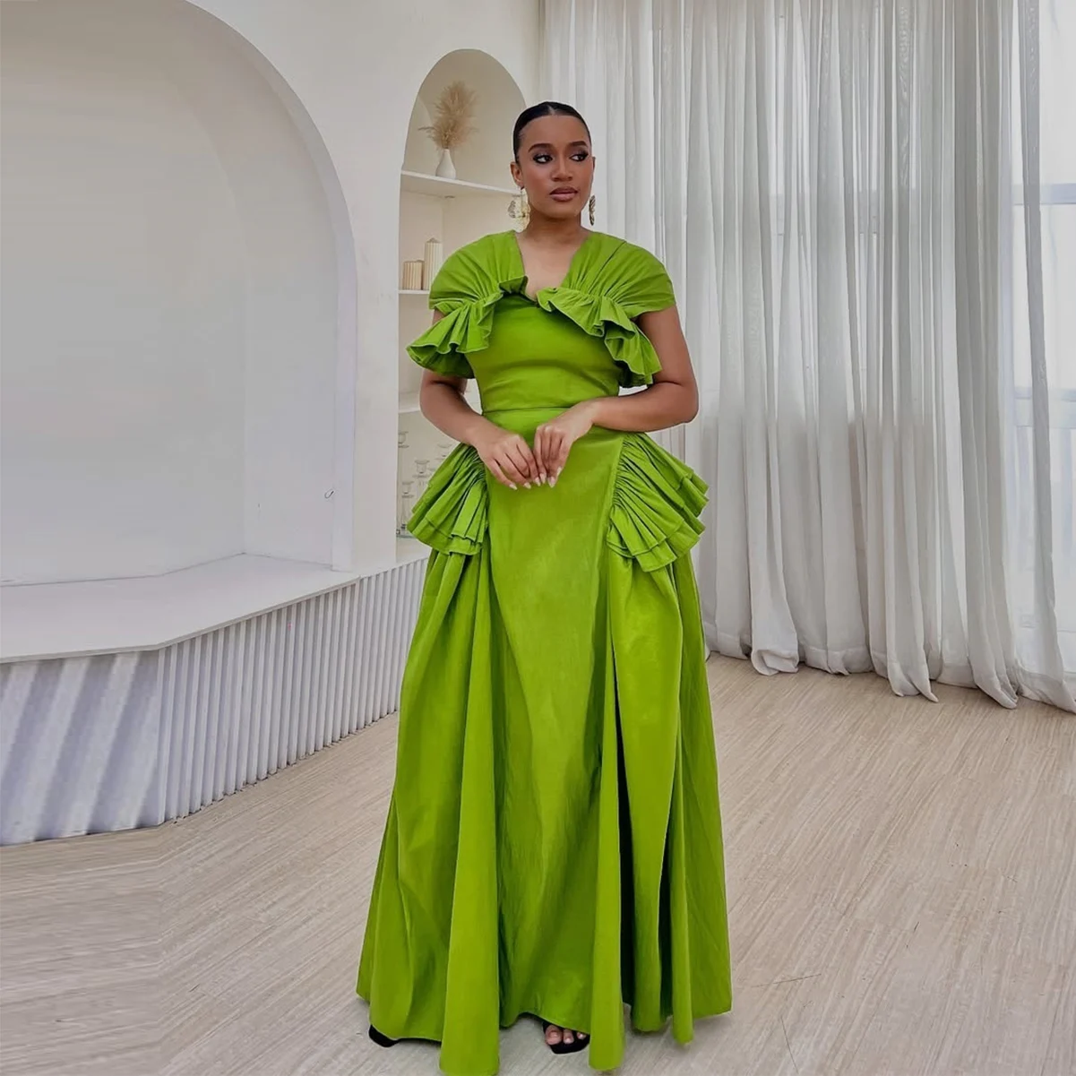 2026年プリティグリーンプラスサイズサテンイブニングガウン - Women Formal Wear For Plus Size のレビューと価格